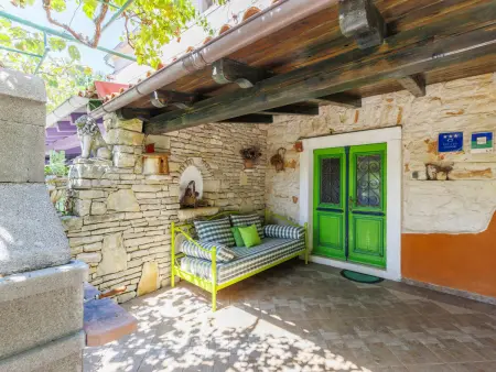 Maison Helena à Pula : terrasse et piscine commune : photo 10