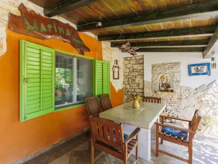 Maison Helena à Pula : terrasse et piscine commune : photo 11