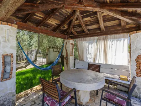 Maison Helena à Pula : terrasse et piscine commune : photo 12