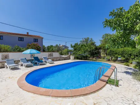 Maison Helena à Pula : terrasse et piscine commune : photo 29