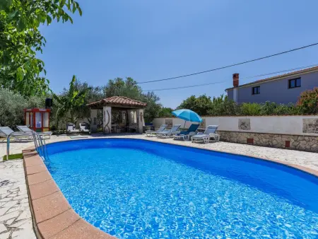 Maison Helena à Pula : terrasse et piscine commune : photo 31