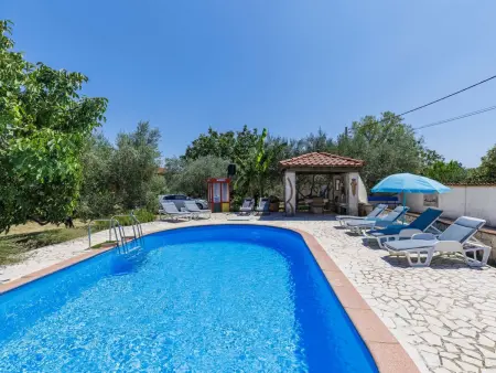 Maison Helena à Pula : terrasse et piscine commune : photo 32