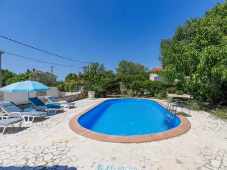 Maison Helena à Pula : terrasse et piscine commune : photo 48