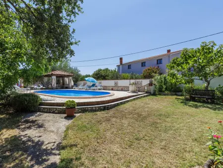 Maison Helena à Pula : terrasse et piscine commune : photo 50