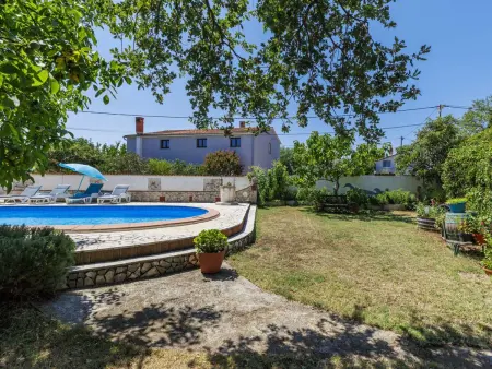 Maison Helena à Pula : terrasse et piscine commune : photo 51