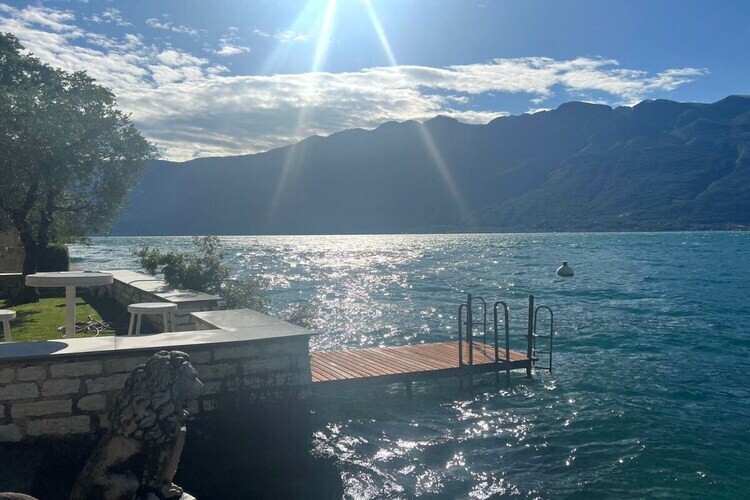 Maison de luxe les pieds dans le lac de Garde - Photo 3