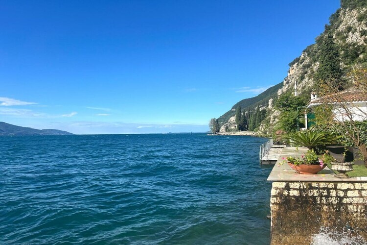 Maison de luxe les pieds dans le lac de Garde - Photo 6
