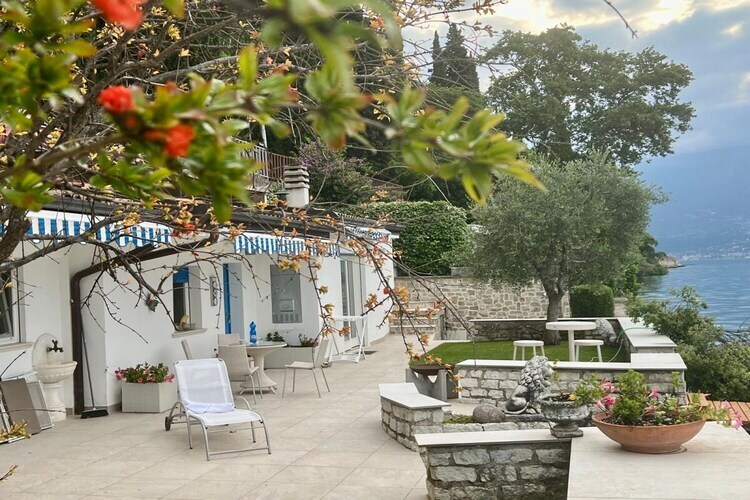 Maison de luxe les pieds dans le lac de Garde - Photo 8