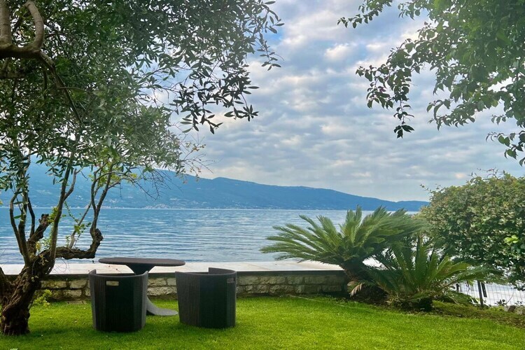 Maison de luxe les pieds dans le lac de Garde - Photo 11