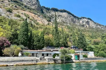 Maison de luxe les pieds dans le lac de Garde