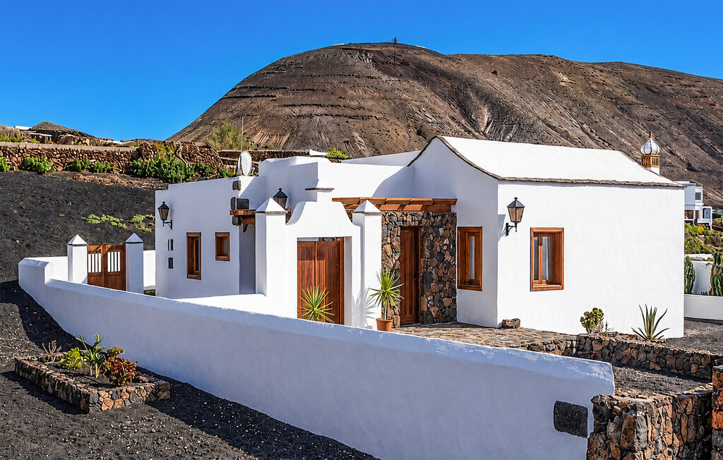 Villa Buenlugar à Yaiza, piscine et vue volcanique - Photo 1