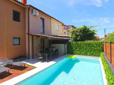 Maison House 843 avec terrasse privée à Fažana : photo 1