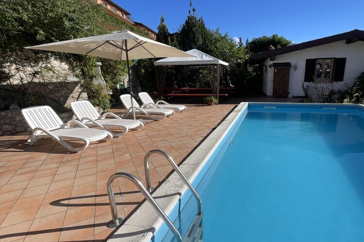 Maison Bella Berna à Vesio : terrasse et piscine - Photo 1