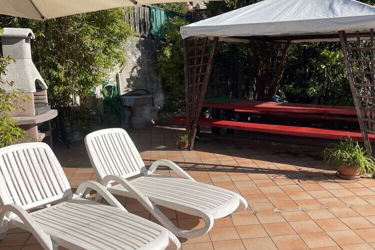 Maison Bella Berna à Vesio : terrasse et piscine - Photo 4