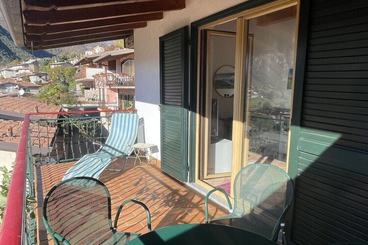 Maison Bella Berna à Vesio : terrasse et piscine - Photo 8