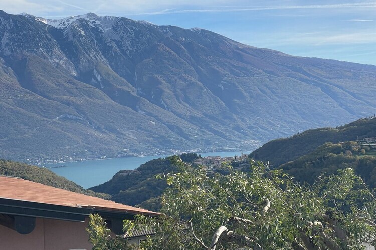 Maison Bella Berna à Vesio : terrasse et piscine - Photo 9