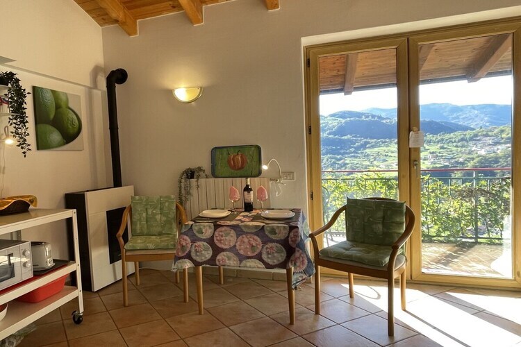 Maison Bella Berna à Vesio : terrasse et piscine - Photo 10