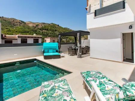 Alta, maison 3 étages avec piscine à Jete : photo 35