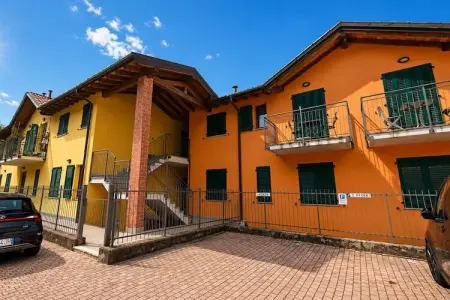 Location maison à Brezzo di Bedero, Superbe appartement avec piscine et vue sur le lac