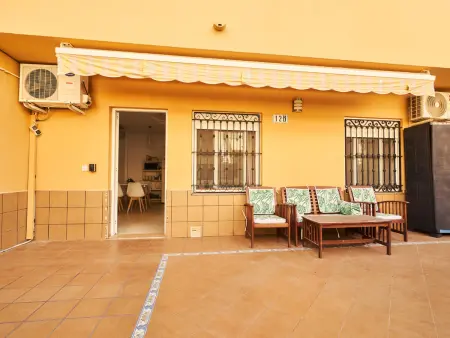 Bungalow 2 chambres à Torrevieja, terrasse face à la mer : photo 24