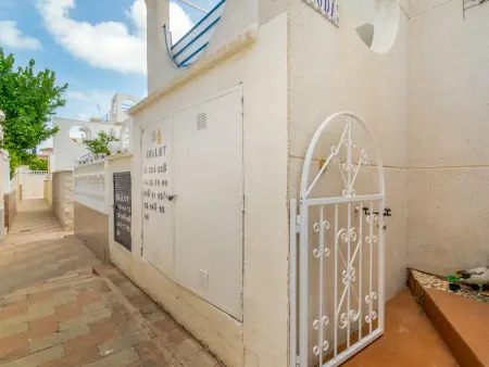Maison climatisée avec terrasse et piscine à Torrevieja : photo 25