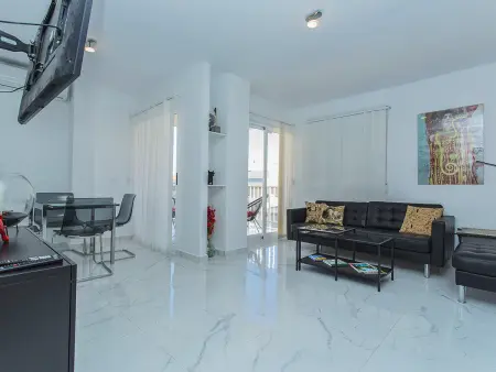 Appartement 79 m² rénové, garage privé près plage Cura : photo 4