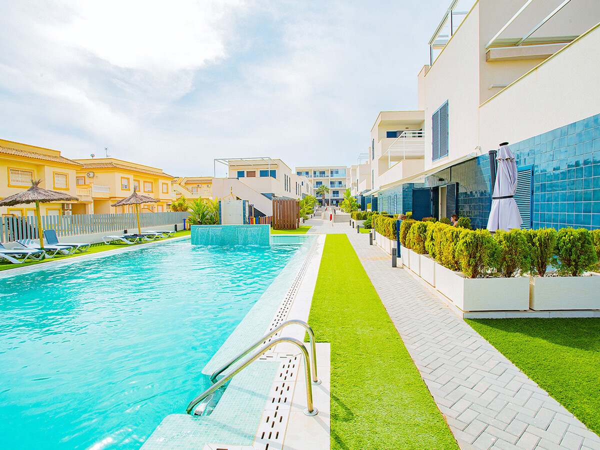 Bungalow 65m² avec terrasse, barbecue et piscine à Cabo Roig - Photo 4