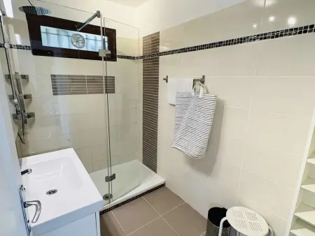Appartement climatisé, terrasses, piscine à Bormes : photo 9