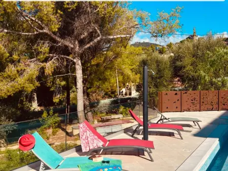 Location villa à Bormes les Mimosas, Haut de villa avec piscine et clim - 10 pers.