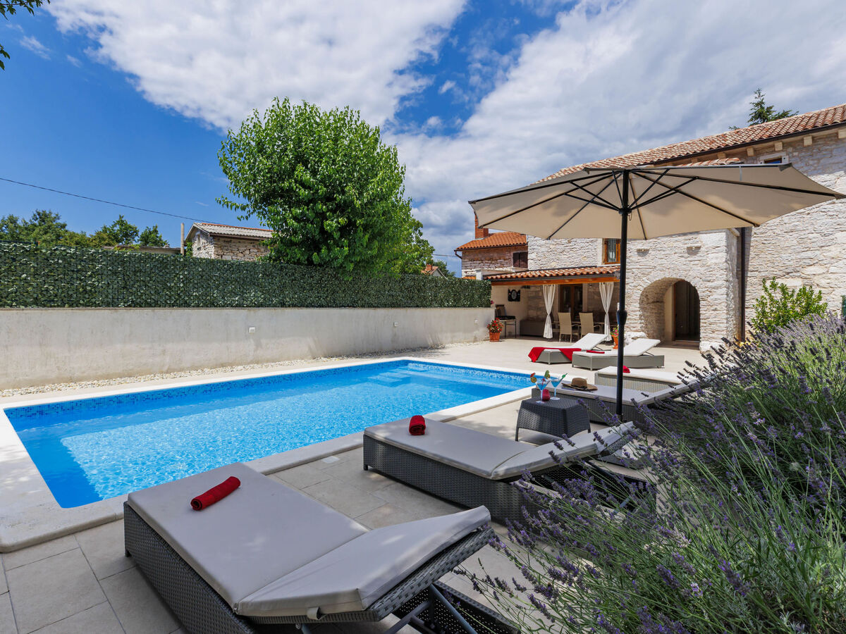 Maison Trošti : piscine privée et jardin à Barban - Photo 1