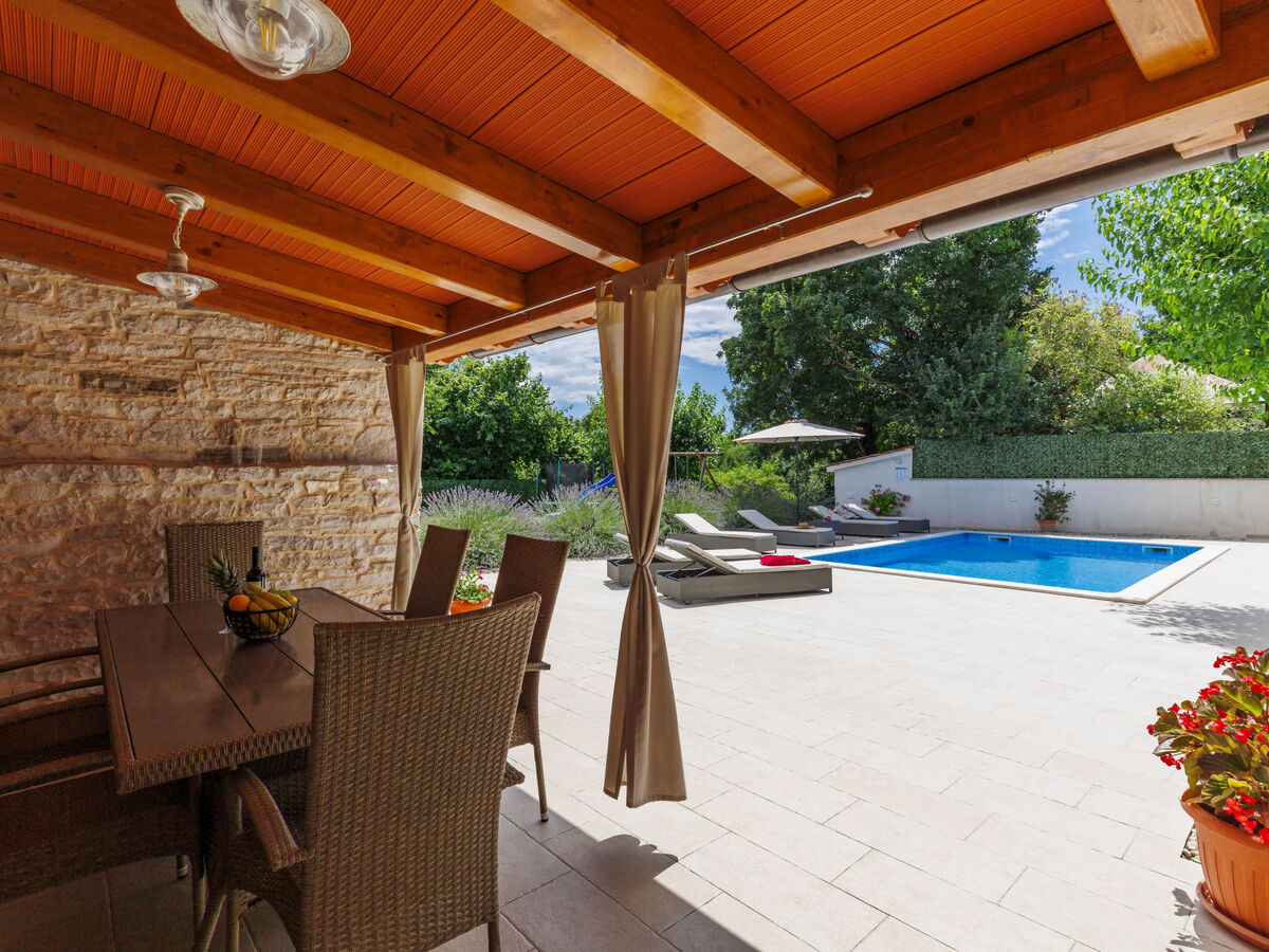 Maison Trošti : piscine privée et jardin à Barban - Photo 15