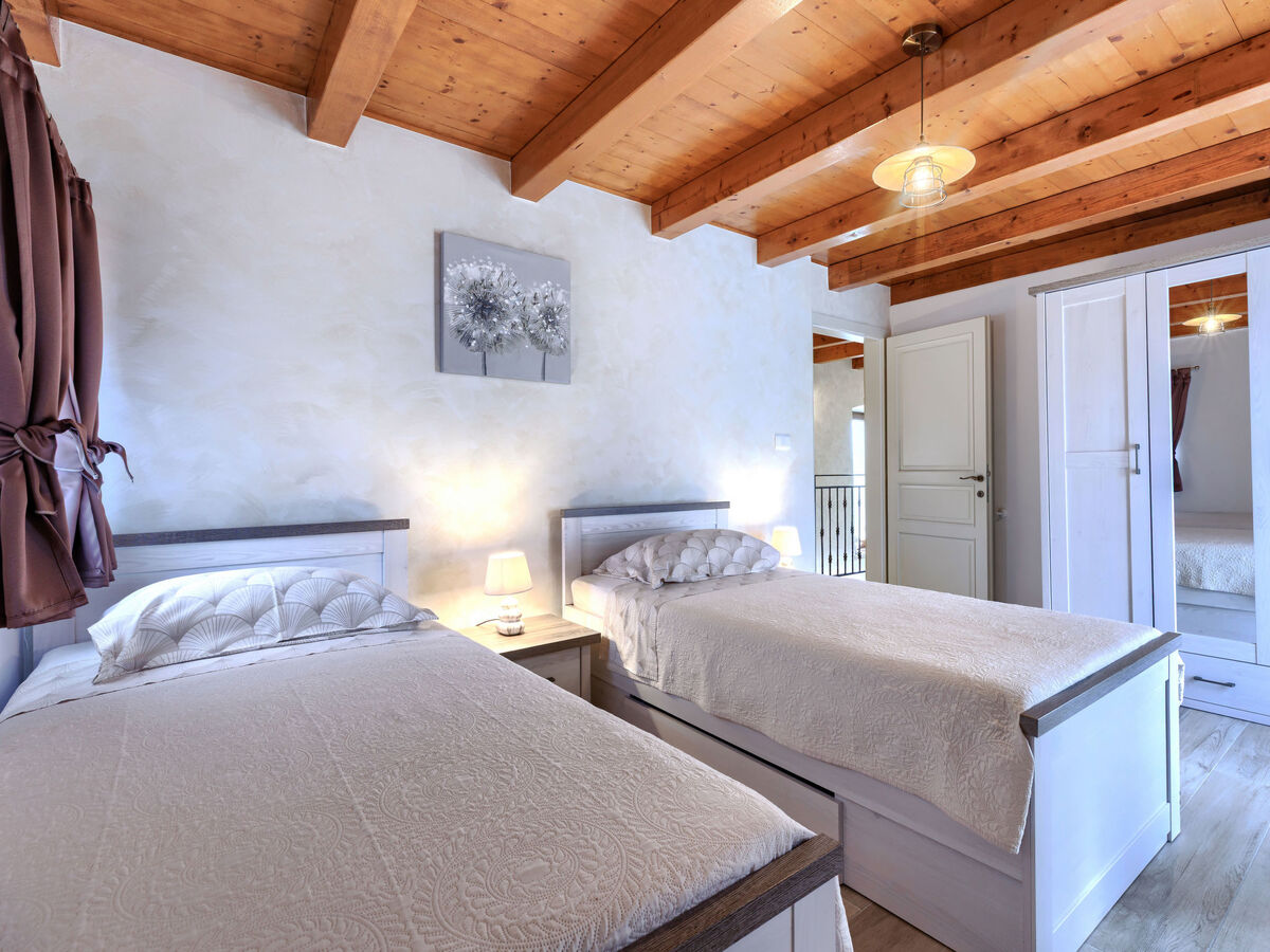 Maison Trošti : piscine privée et jardin à Barban - Photo 32