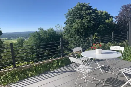 Maison Marulaz à Fontaine, vue Jura et terrasse : photo 9