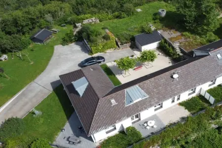 Maison Marulaz à Fontaine, vue Jura et terrasse : photo 10