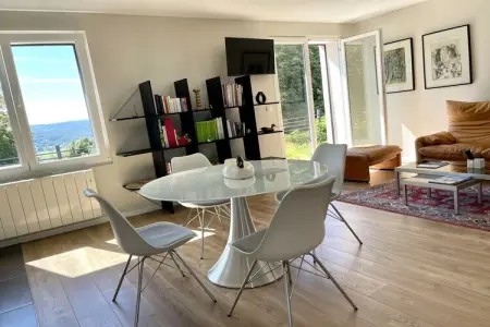 Maison Marulaz à Fontaine, vue Jura et terrasse : photo 26