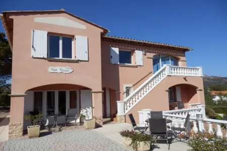 Location maison à Agay, Appartement de vacances à Agay avec piscine