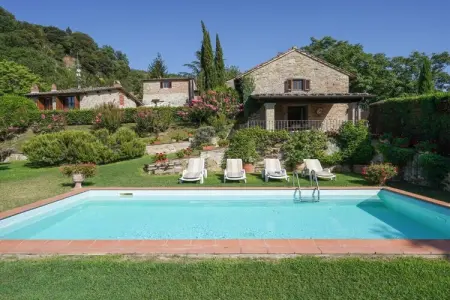 Villa en pierre avec piscine et jardin à Vicchio