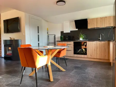 Appartement 2 pers. avec étangs privés à Hadol