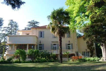Location maison à Valréas, Domaine avec piscine et terrain de pétanque