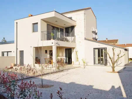 Poli Nona, maison mitoyenne rénovée à Valbandon : photo 1