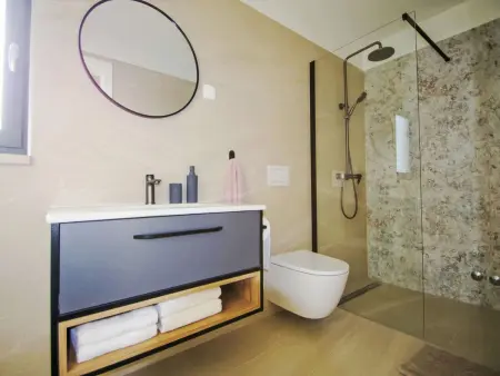 Poli Nona, maison mitoyenne rénovée à Valbandon : photo 5