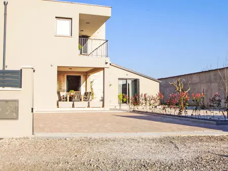 Poli Nona, maison mitoyenne rénovée à Valbandon : photo 6