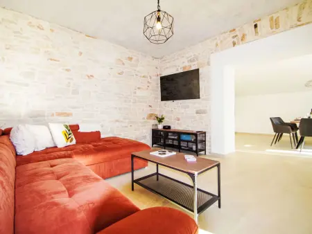 Poli Nona, maison mitoyenne rénovée à Valbandon : photo 7