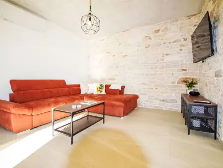 Poli Nona, maison mitoyenne rénovée à Valbandon : photo 8