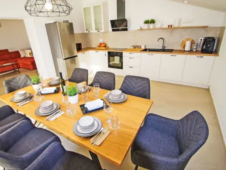 Poli Nona, maison mitoyenne rénovée à Valbandon : photo 9