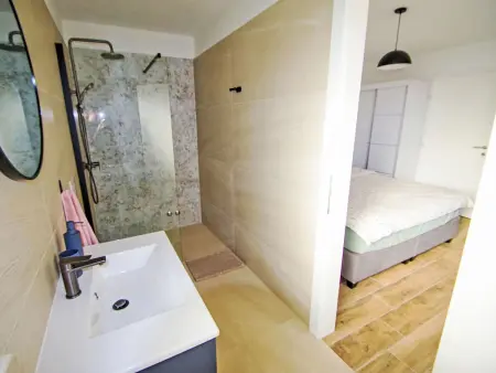 Poli Nona, maison mitoyenne rénovée à Valbandon : photo 17