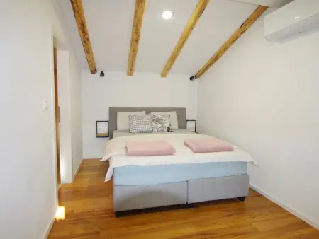 Poli Nona, maison mitoyenne rénovée à Valbandon : photo 22