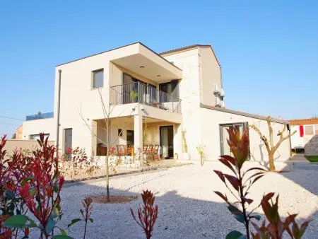 Poli Nona, maison mitoyenne rénovée à Valbandon : photo 44