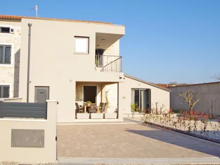 Poli Nona, maison mitoyenne rénovée à Valbandon : photo 45