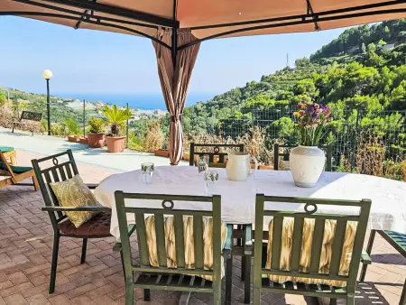 Location villa à Castellaro, Villa Soleggiata
